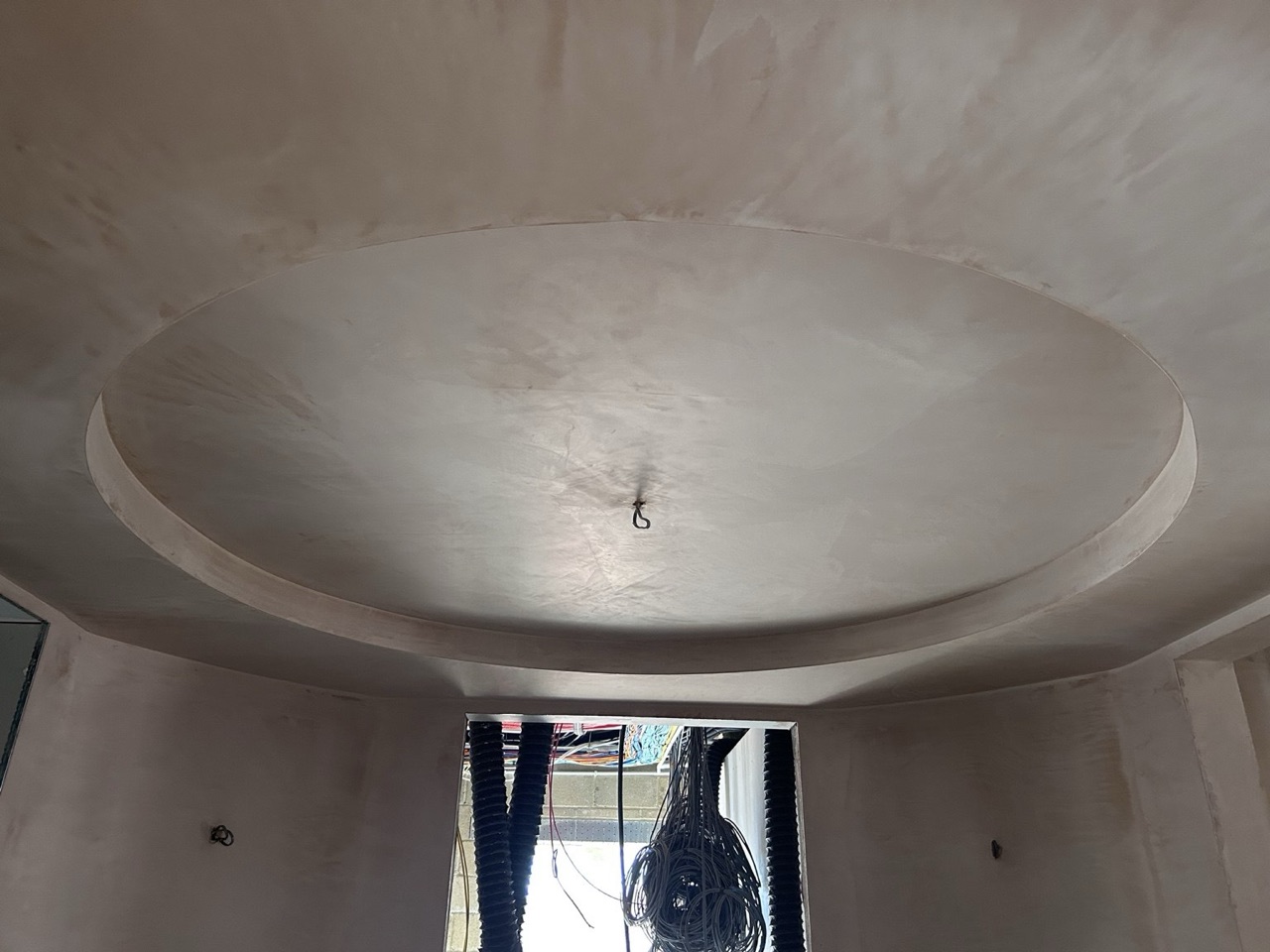 Circular recessed feature ceiling formed in plasterboard